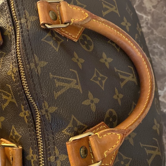 Authentic Louis Vuitton Monogram Speedy 40 - Picture 11 of 15